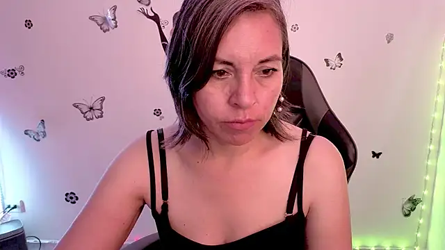 Snapshot of Lady_breaks_hearts chatting on May 2026 01:16:02 PM Lady breaks hearts online show from May 2026 01:16:02 PM