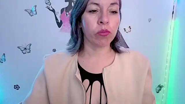Snapshot of Lady_breaks_hearts chatting on June 2026 01:13:01 PM Lady breaks hearts online show from June 2026 01:13:01 PM