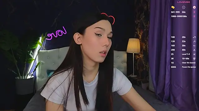 Kaia Sunshine Mia online show from February 2025 03:00:01 PM