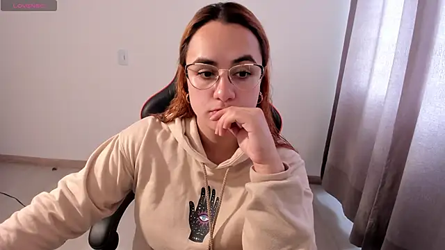 maryluna95 online show from November 2025 05:34:01 PM