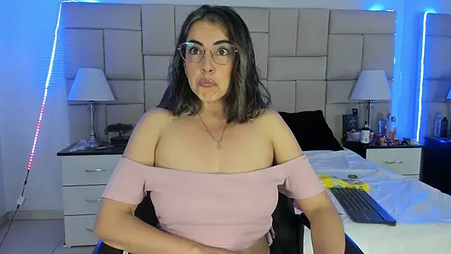 Snapshot of IsisLoveyes_ chatting on January 2025 12:23:02 AM IsisLoveyes  online show from January 2025 12:23:02 AM