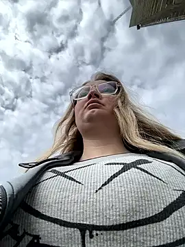 Teya moon  online show from April 2026 12:33:01 PM