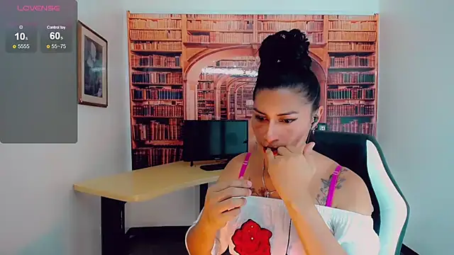 Snapshot of khiara_moretti chatting on January 2025 01:37:02 AM khiara moretti online show from January 2025 01:37:02 AM