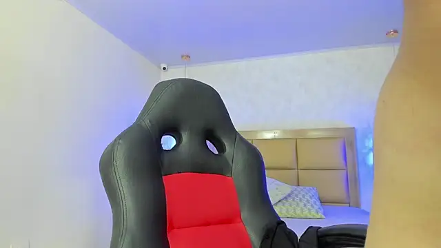 LARSONMIA online show from October 2025 12:22:02 PM