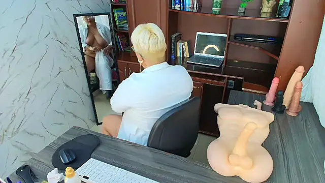 GianellaCox  online show from February 2025 07:44:01 PM