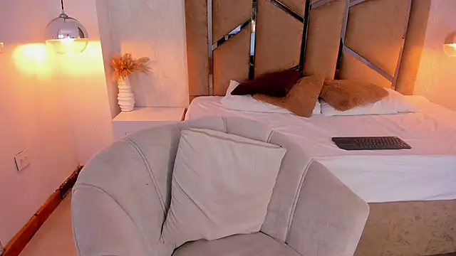 Martinaa Jones  online show from September 2025 07:36:01 PM