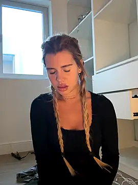 EmiliaCatalina online show from November 2025 09:48:02 PM