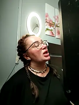 EllieOz online show from September 2025 08:16:01 AM