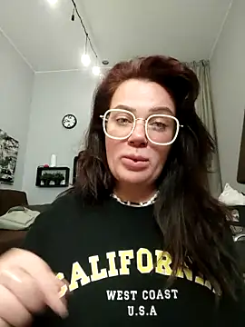 EllieOz online show from September 2025 05:51:02 PM