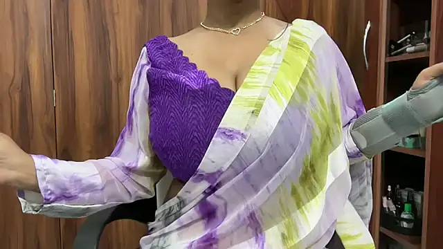 julie 08 online show from September 2025 05:38:01 PM