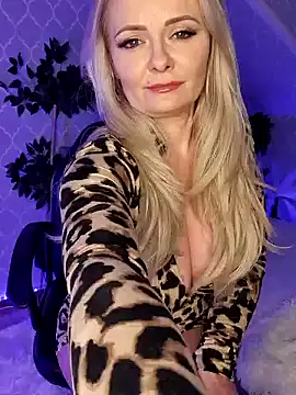 GjuliaX online show from December 2024 03:31:02 PM