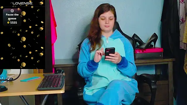 Snapshot of TreeJeanne chatting on November 2025 03:08:02 AM TreeJeanne online show from November 2025 03:08:02 AM