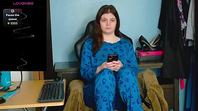 Snapshot of TreeJeanne chatting on November 2025 03:43:02 AM TreeJeanne online show from November 2025 03:43:02 AM