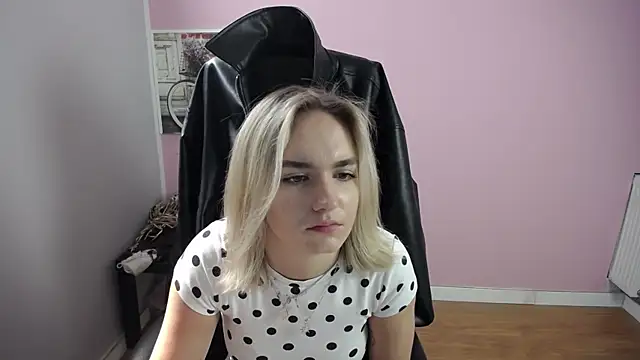 Snapshot of viktoria_lovely chatting on June 2026 08:39:01 AM viktoria lovely online show from June 2026 08:39:01 AM