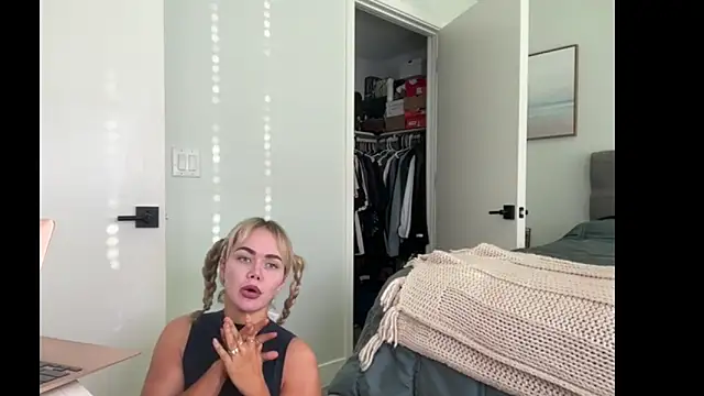 Snapshot of ElenaErickson chatting on July 2026 01:58:33 AM ElenaErickson online show from July 2026 01:58:33 AM