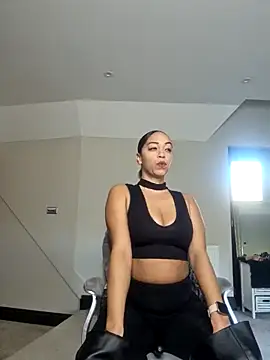 QueenTricks1 online show from November 2025 11:36:02 AM