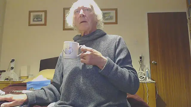 Snapshot of WaverlyKernow chatting on January 2025 10:51:02 PM WaverlyKernow online show from January 2025 10:51:02 PM