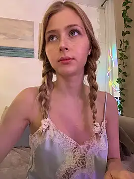 LunaRase online show from November 2025 09:21:02 AM