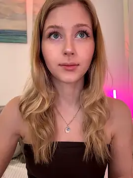 LunaRase online show from November 2025 10:18:02 AM