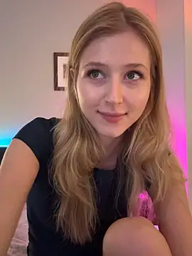 Snapshot of LunaRase chatting on May 2026 03:40:02 PM LunaRase online show from May 2026 03:40:02 PM