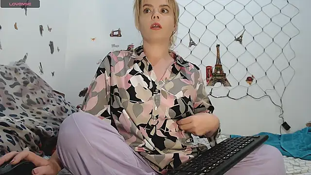 Snapshot of hotmilf4uxxx chatting on October 2025 09:38:02 AM hotmilf4uxxx online show from October 2025 09:38:02 AM