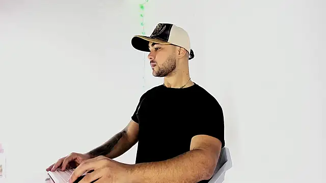 Snapshot of Sebas-hott chatting on September 2025 10:20:01 PM Sebas-hott online show from September 2025 10:20:01 PM