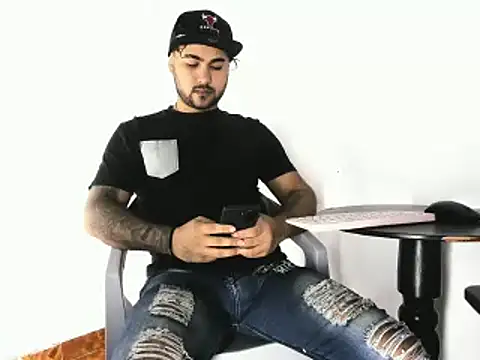 Snapshot of Sebas-hott chatting on October 2025 10:33:02 PM Sebas-hott online show from October 2025 10:33:02 PM