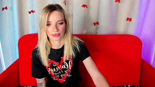 Snapshot of AlinaLovelyX chatting on June 2026 01:07:02 AM AlinaLovelyX online show from June 2026 01:07:02 AM