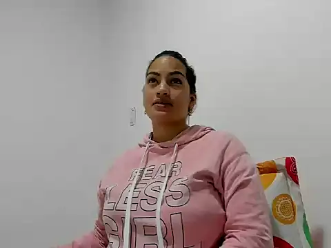 Snapshot of SamanthaBeke chatting on April 2026 01:04:01 AM SamanthaBeke online show from April 2026 01:04:01 AM