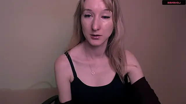 Snapshot of AmandaSell chatting on June 2026 06:44:01 AM AmandaSell online show from June 2026 06:44:01 AM