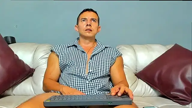 Snapshot of derekk_frostt chatting on May 2026 03:44:02 AM derekk frostt online show from May 2026 03:44:02 AM