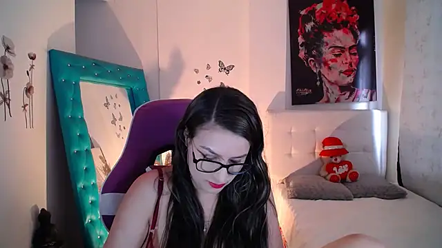 esmeraldaa230 online show from September 2025 07:52:01 PM