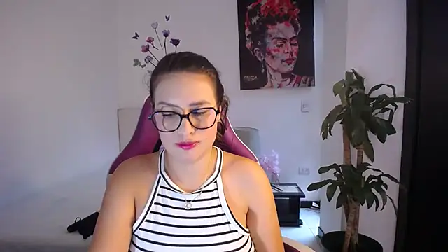 esmeraldaa230 online show from February 2026 07:23:02 PM