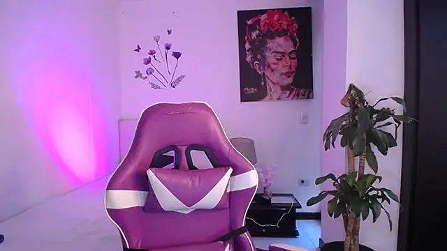 esmeraldaa230 online show from April 2026 04:48:01 PM