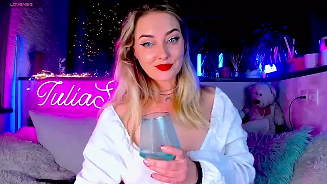  JuliaSpace  online show from December 2024 07:00:02 PM