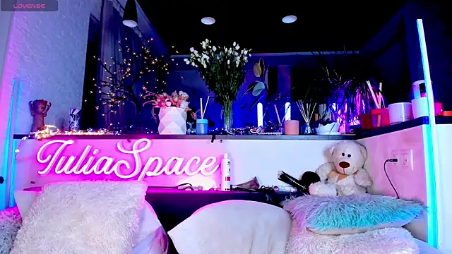  JuliaSpace  online show from February 2025 07:50:02 PM