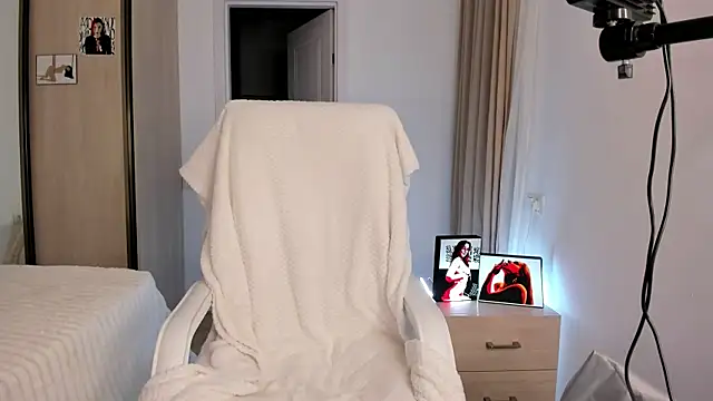 CharlotteWells online show from November 2025 03:52:02 PM