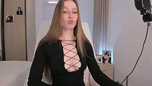 CharlotteWells online show from December 2025 05:53:01 PM