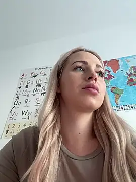 Snapshot of streetdoll chatting on January 2025 04:32:02 PM streetdoll online show from January 2025 04:32:02 PM