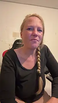 Snapshot of MoniqueLaFee chatting on July 2026 02:40:01 AM MoniqueLaFee online show from July 2026 02:40:01 AM