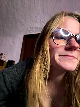 selenaluvv online show from December 2025 04:23:01 PM