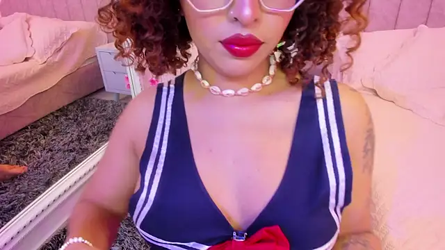 Snapshot of MadelaineJones chatting on June 2026 12:22:01 PM MadelaineJones online show from June 2026 12:22:01 PM