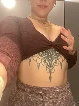 Luccreccia  online show from November 2025 09:09:02 AM