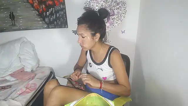 Snapshot of KamileLatinasexy chatting on October 2025 12:44:02 AM KamileLatinasexy online show from October 2025 12:44:02 AM