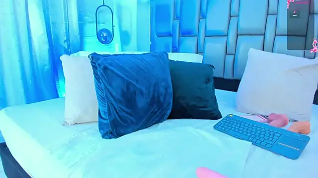 Emily Gil1 online show from September 2025 01:48:02 PM