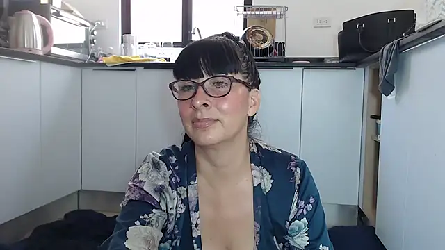 Snapshot of HellenLatin chatting on May 2026 05:07:02 PM HellenLatin online show from May 2026 05:07:02 PM
