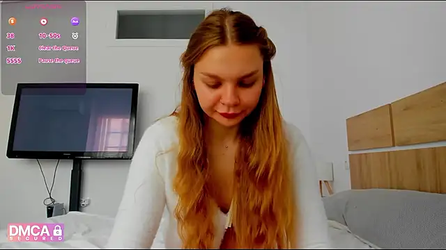 Snapshot of Molly_sweetie chatting on April 2026 06:13:01 AM Molly sweetie online show from April 2026 06:13:01 AM