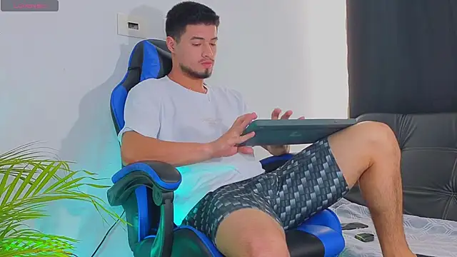 EdwardRoss  online show from October 2025 07:36:02 PM