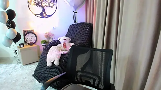 Snapshot of worldofkim chatting on April 2026 03:09:01 PM worldofkim online show from April 2026 03:09:01 PM