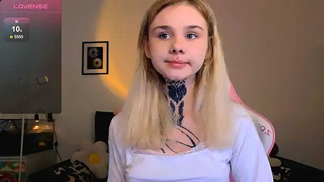 Britney Lynch online show from April 2026 05:57:01 PM